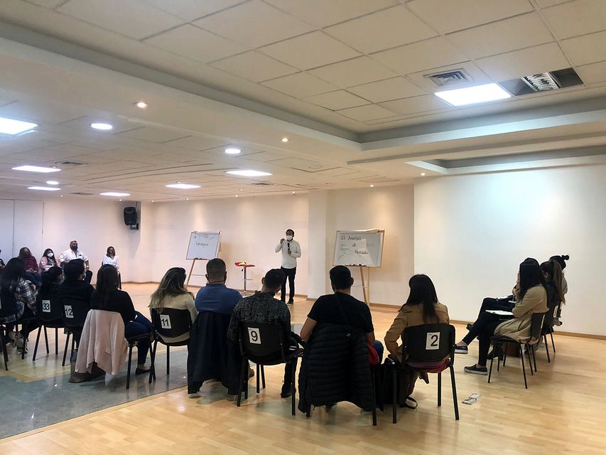 Jonathan dando una charla frente a un grupo en Bogotá