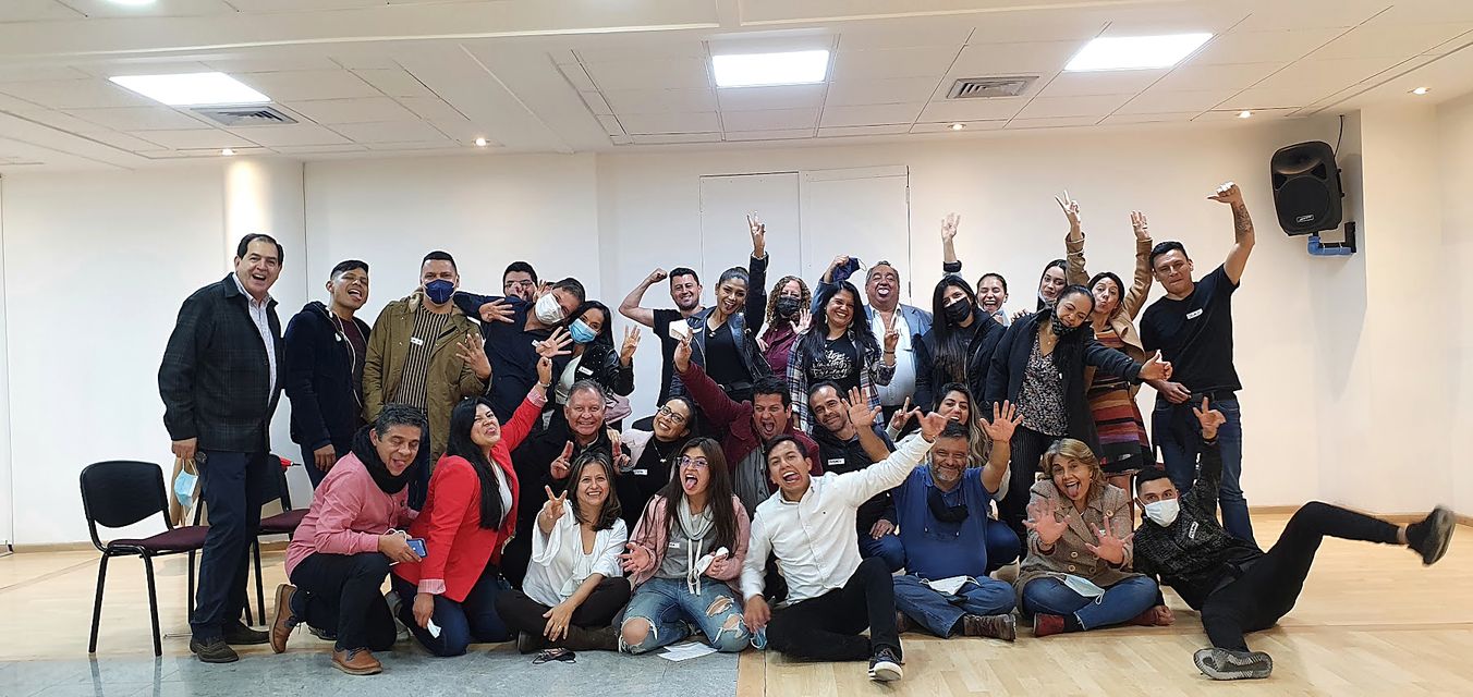 Foto grupal con los asistentes de un taller en Bogotá