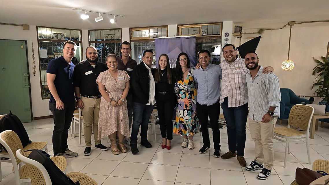 Grupo de empresarios en un evento presencial de UDE