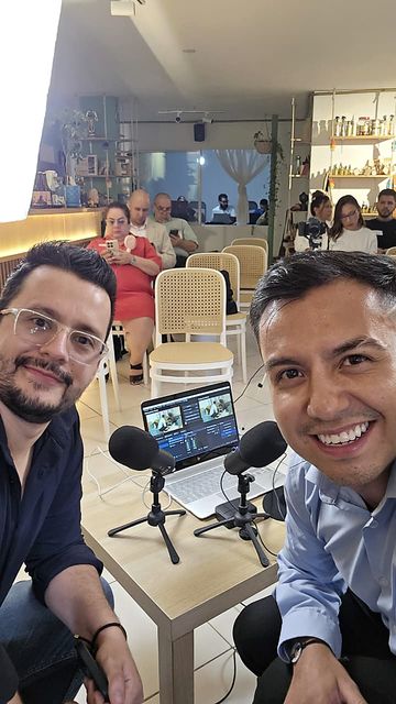 Jonathan grabando contenido con un invitado