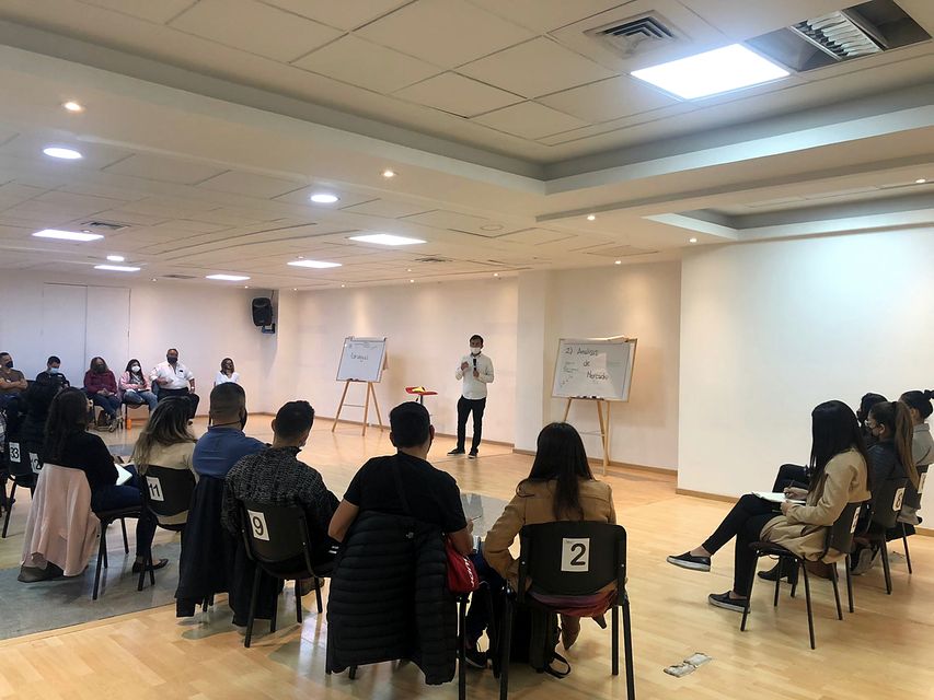 Asistentes atentos durante un taller en Bogotá