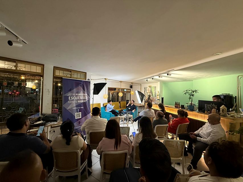 Sala de un evento presencial con público y escenario